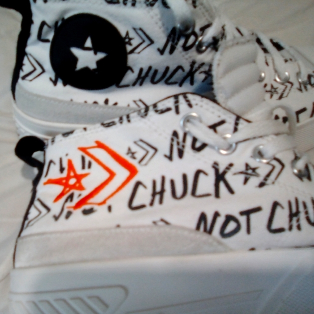 UNISEX CHUCK TAYLOR CANVUS CONVERSE SPORTS SHOE  WOMENS 11  MENS 9-1/2